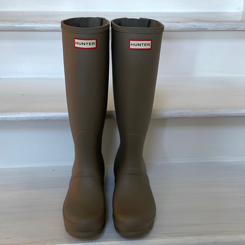 Never worn! Size 7 Hunter Boots in color Taupe